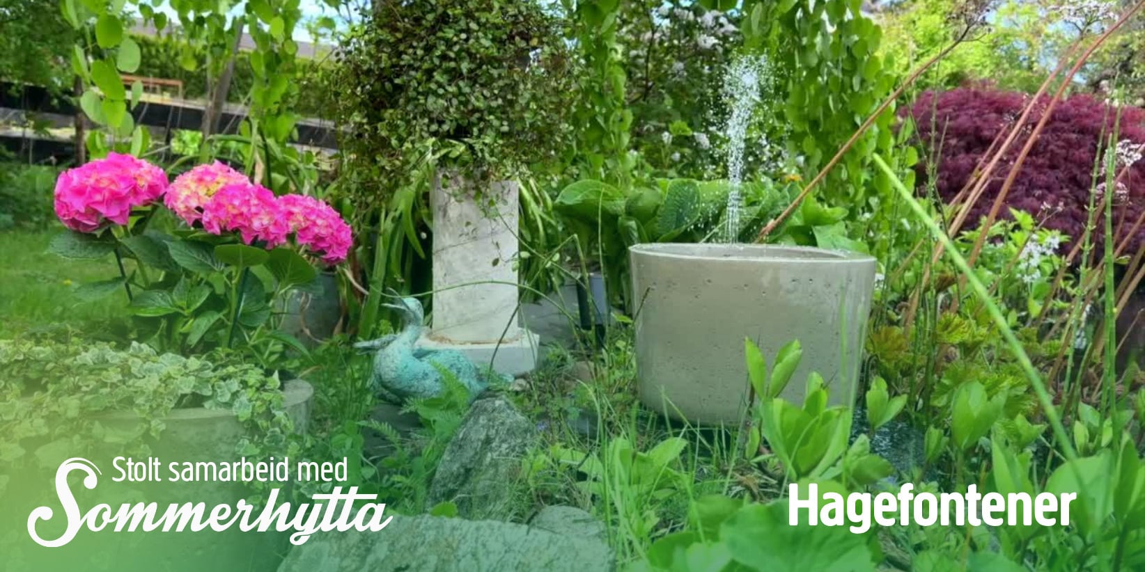 En hage med en liten vannfontene i betong, frodig grønt, rosa blomster og en hvit statue. Tekst: "Stolt samarbeid med Sommerhytta" og "Hagefontener": "Stolt samarbeid med Sommerhytta" og "Hagefontener".