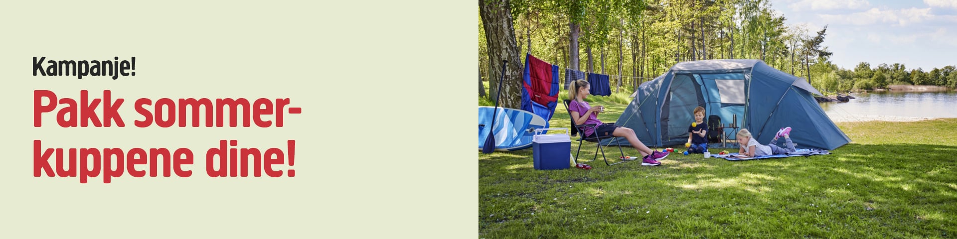En kvinne og to barn sitter ved et blått telt på gresset nær en innsjø, med campingutstyr og klesvask. Venstre side reklamerer for et sommersalg.