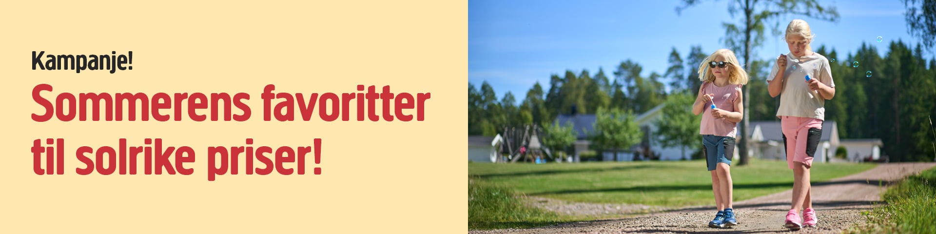 To barn med solbriller går på en solfylt grusvei med boblepinner; teksten til venstre reklamerer for sommerfavoritter til gode priser.