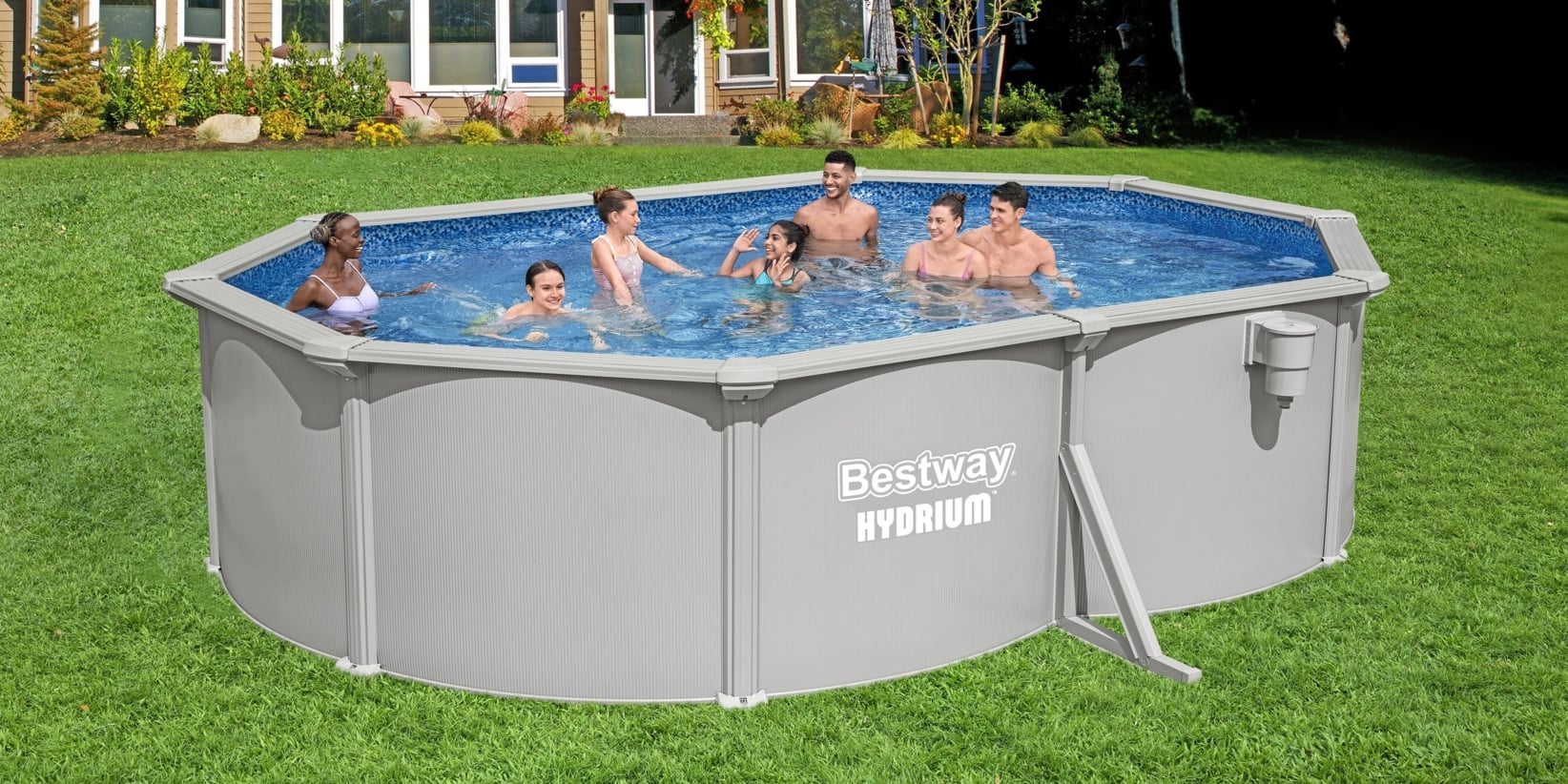 Sju personer simmar och pratar i en stor, åttakantig ovanjordisk pool på en gräsmatta bredvid ett hus. "Bestway Hydrium" ligger på poolen.