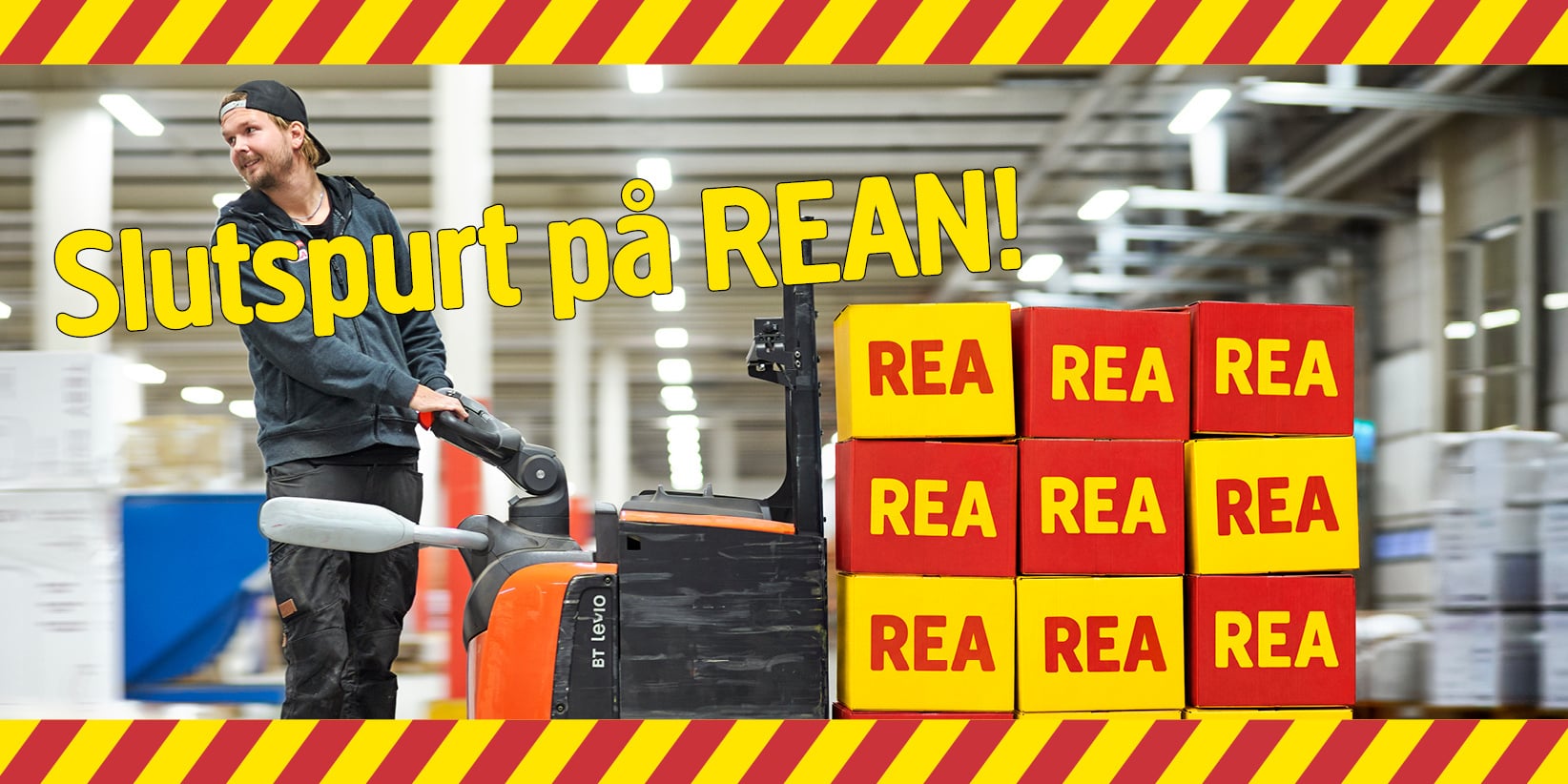 En man i ett lager flyttar en pallvagn med lådor märkta med REA. Bilden har en gul text som lyder ”Slutspurt på REAN!” och är inramad av en röd- och gulrandig kant.