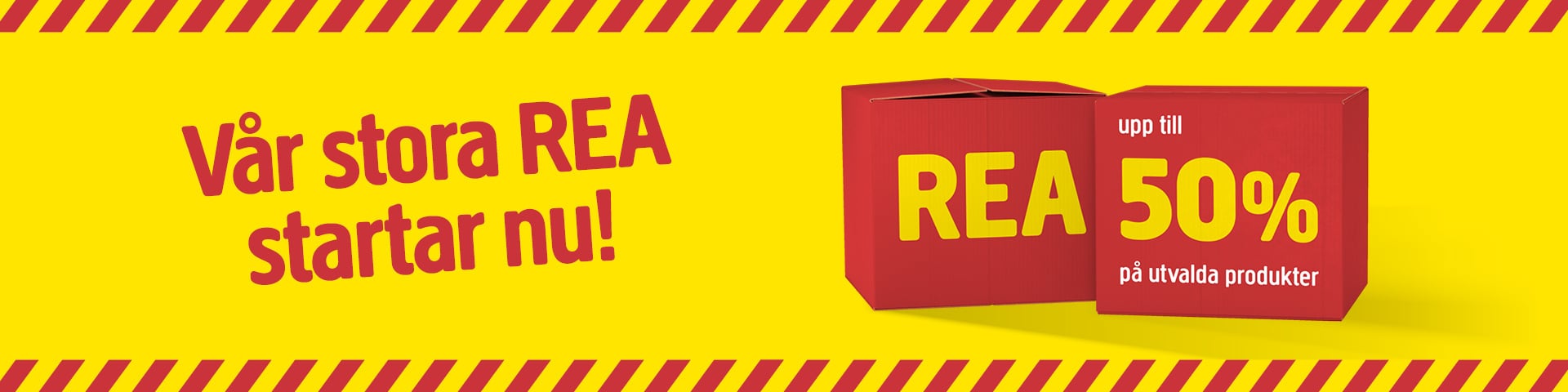 På en gul banderoll med röda ränder står det: Vår stora REA börjar nu! Bredvid den står det i två röda rutor: REA och upp till 50 % på utvalda produkter.