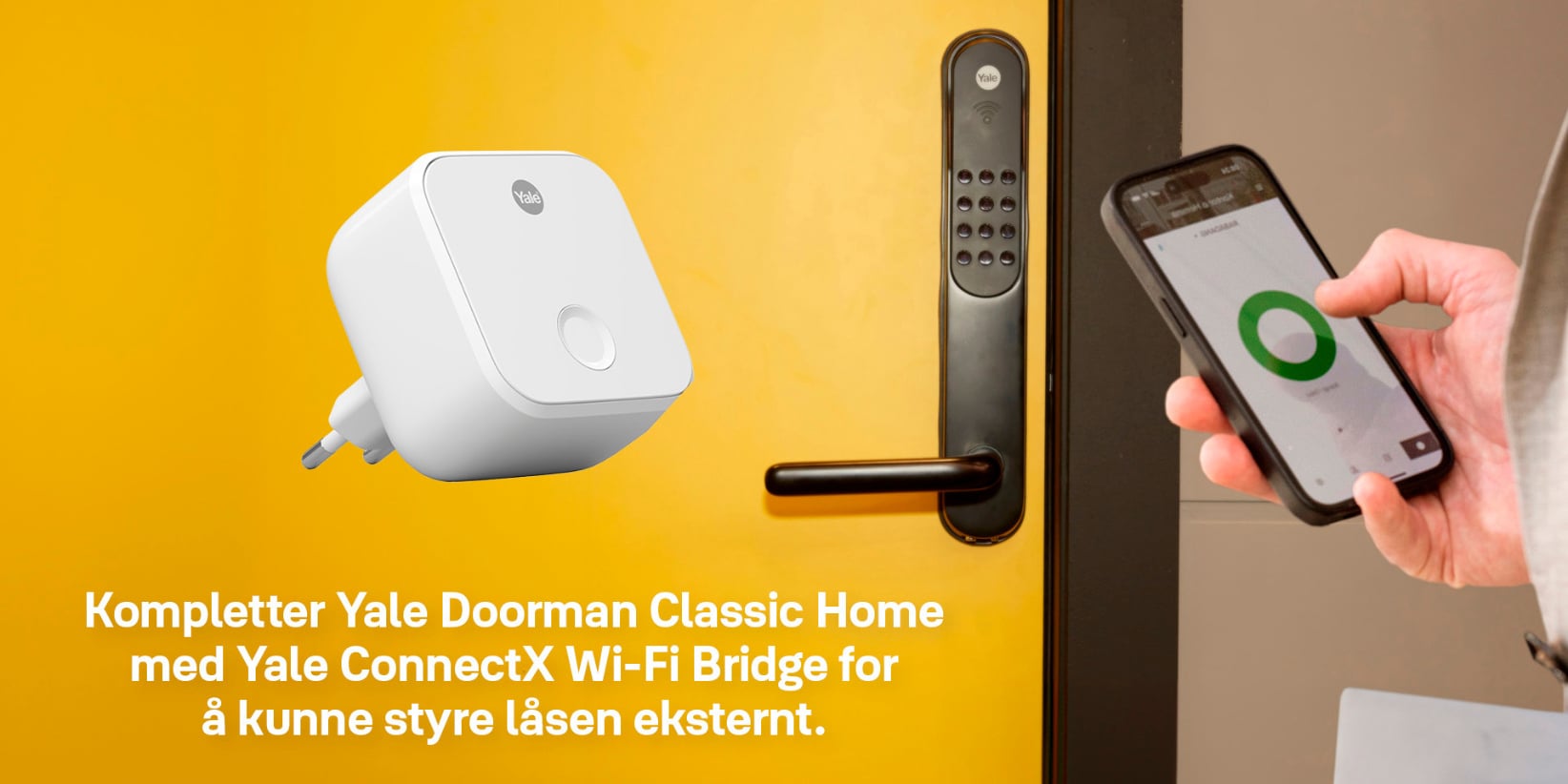 En person holder en smarttelefon ved siden av en gul dør utstyrt med et Yale-smartlås. Yale ConnectX Wi-Fi Bridge vises, sammen med en tekst som forklarer fjernstyring av låsen.