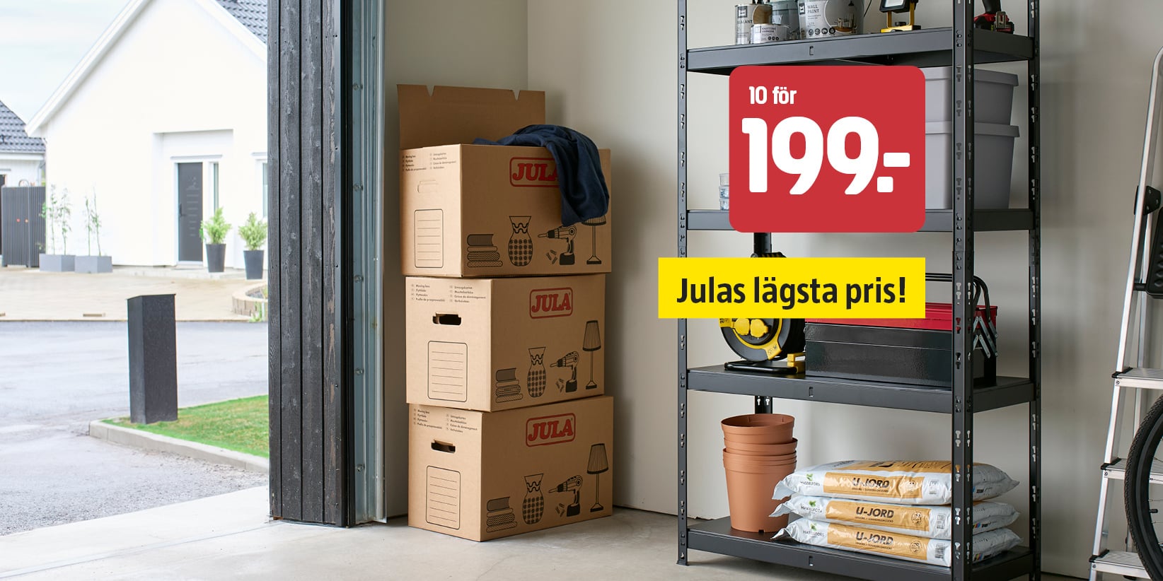 Tre kartonger står staplade vid den öppna dörren till ett välordnat garage, bredvid ett metallställ med trädgårdsartiklar. På en röd och gul skylt står det: 10 för 199:- Julas lägsta pris!.
