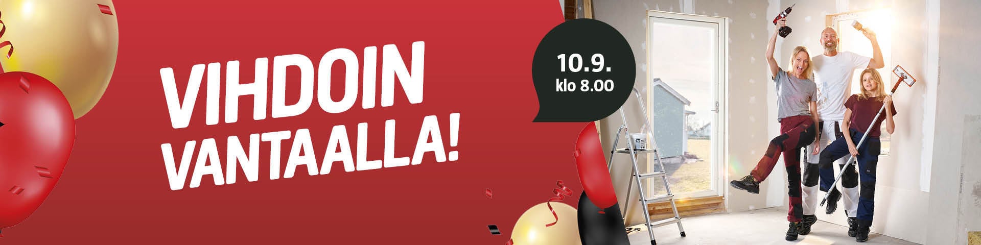 Hymyilevä kolmihenkinen perhe, jolla on kädessään maalaustarvikkeita, seisoo valoisassa, keskeneräisessä huoneessa, jossa on ikkunoita. Seinällä roikkuu ilmapalloja ja koristeltu kyltti, jossa on tekstiä ja päivämäärä. Taustalla näkyy tikkaat ja maalipurkkeja.