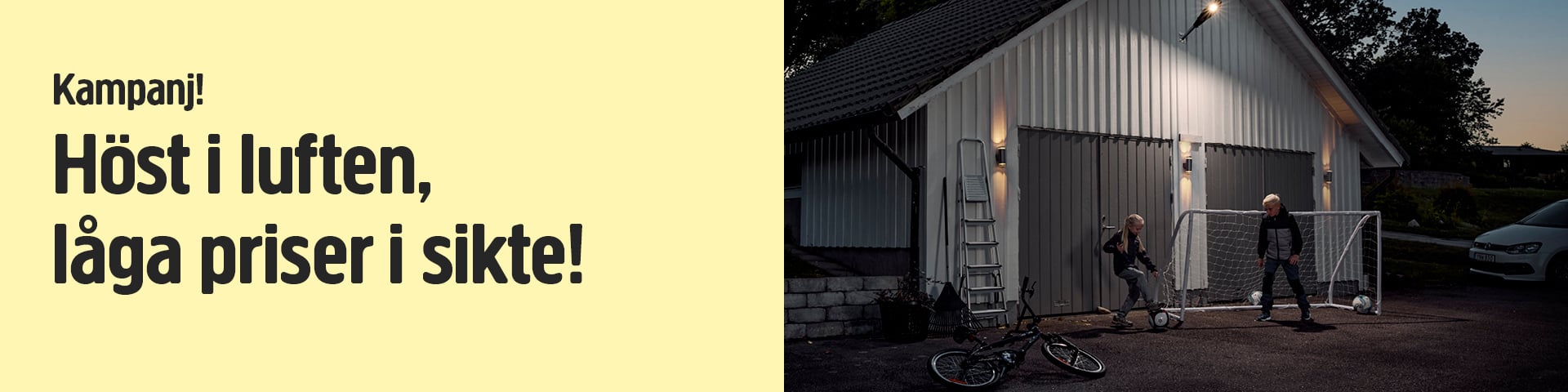 Ett garage med två öppna dörrar lyser upp i kvällsljuset. Två barn spelar fotboll framför ett mål, medan cyklar och en bil står i närheten. Till vänster står det: ”Kampanj! Hösten är i antågande, låga priser väntar!”.