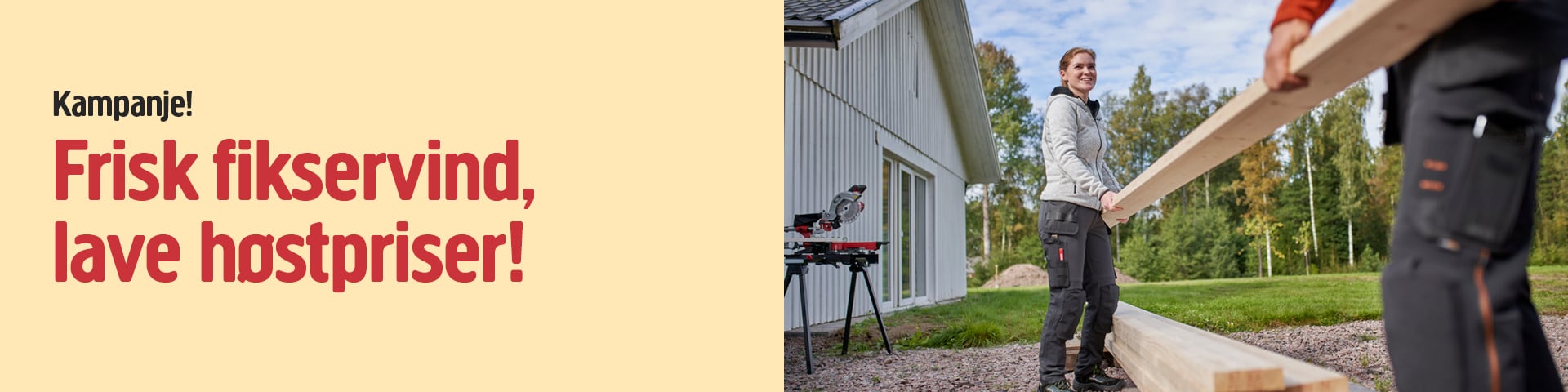 En person utendørs smiler mens vedkommende hjelper en annen person med å holde en lang trebjelke. De står i nærheten av en hvit bygning, med trær bak seg. Teksten på venstre side reklamerer for en kampanje.