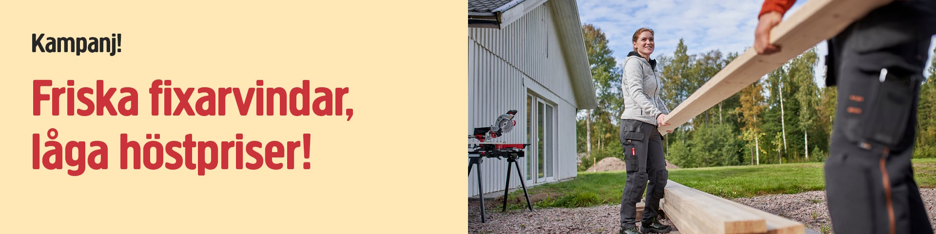 Två personer bär en lång träbalk utanför ett hus. Till vänster syns en text som marknadsför en kampanj och lyfter fram förmånliga höstpriser för gör-det-själv-projekt.