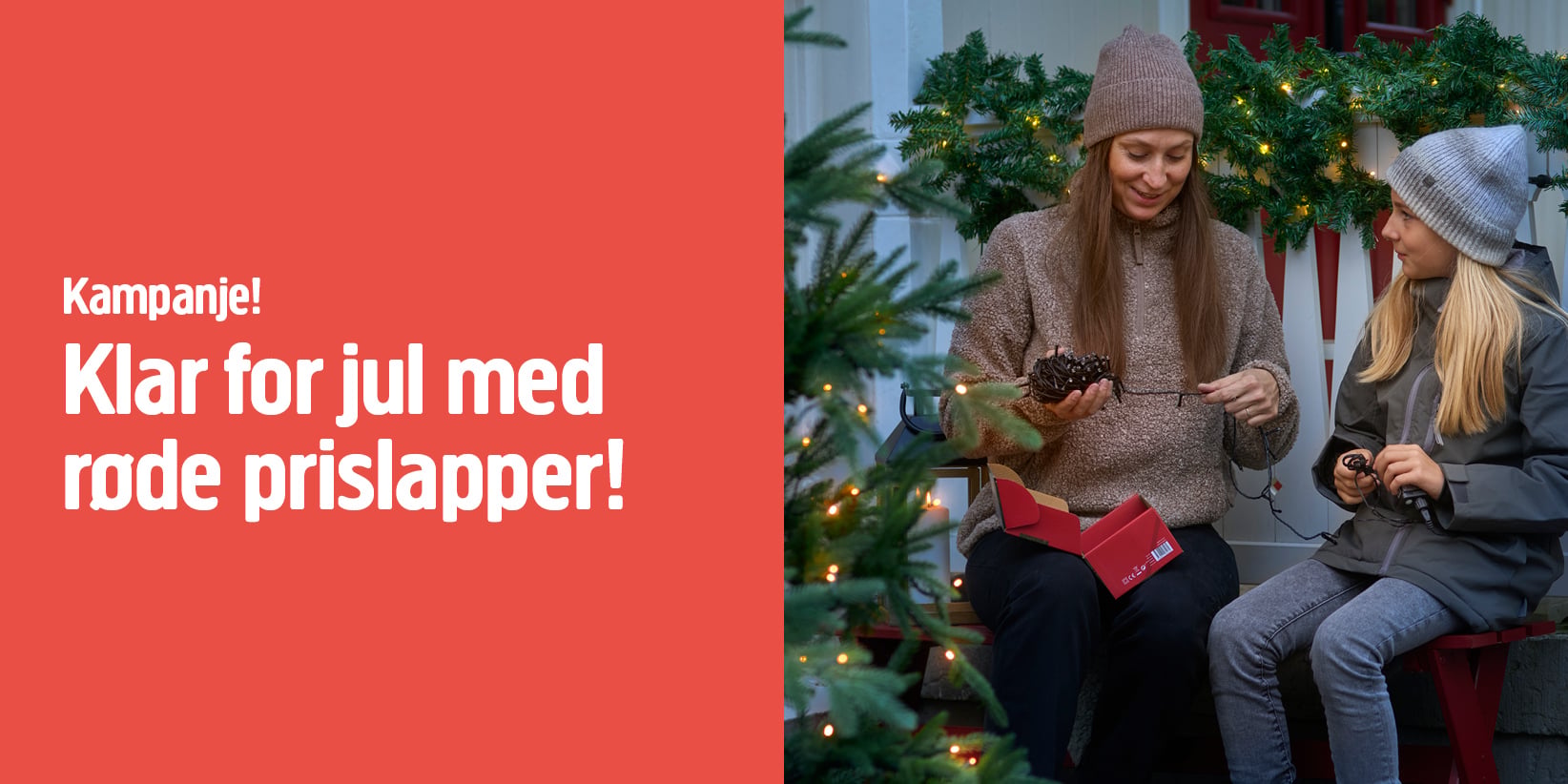En kvinne og et barn sitter ved siden av et pyntet juletre ute, med kongler og litt snor i hendene. På en rød bakgrunn står det: Kampanje! Klar for jul med røde prislapper!.