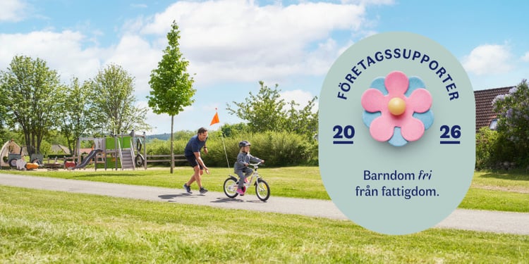 En vuxen vägleder ett barn som lär sig cykla på en parkväg i närheten av en lekplats. Till höger en logotyp med text och en rosa blomma.