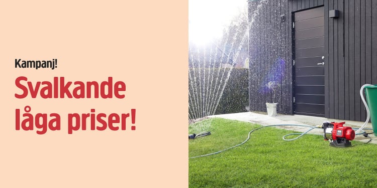 En trädgård med en sprinkler som sprutar gräs nära ett modernt mörkt hus, slang och röd vattenpump på gräsmattan. Texten säger: Rea! Uppfriskande låga priser!.