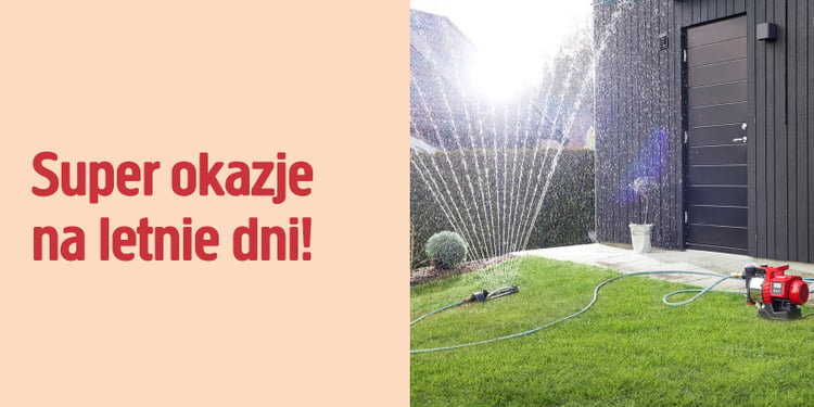 Zraszacz ogrodowy podlewa trawę przy nowoczesnym domu w świetle słonecznym. Widoczna czerwona pompa i wąż. Po lewej: "Super okazje na letnie dni!" na beżowym tle.