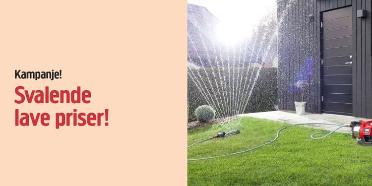 En hagesprinkler vanner grønt gress ved en mørk bygning med sollys i ryggen. Til venstre står det "Kampanje! Svalende lave priser!.
