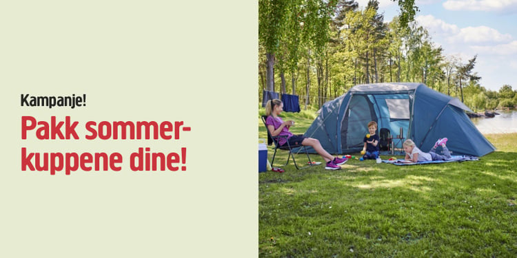 En familie slapper av ved et blått telt på gresset i nærheten av vann; teksten til sommersalgskampanjen vises på venstre side av bildet.