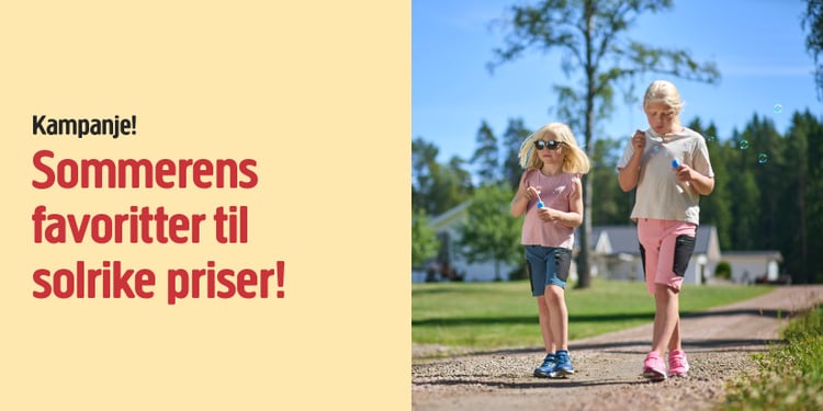 To barn blåser såpebobler på en solfylt grusvei; det ene har på seg solbriller. Grønt gress, trær og et hus i bakgrunnen. Tekst fra sommerkampanjen til venstre.