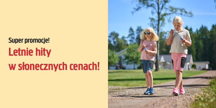 Dwoje dzieci puszcza bańki mydlane na żwirowej ścieżce w promieniach słońca. Po lewej stronie widnieją letnie promocje, napisane pogrubioną czcionką w kolorach czarnym i czerwonym na żółtym tle.