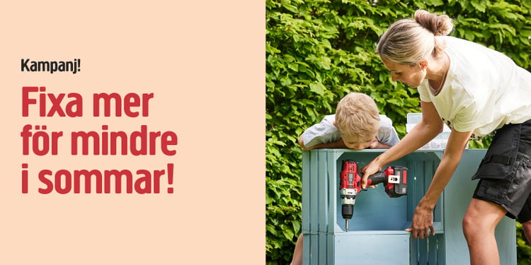 En kvinna borrar i en blå träkonstruktion utomhus medan en liten pojke tittar på. Bredvid dem står det: Rea! Få mer gjort för mindre pengar i sommar!.