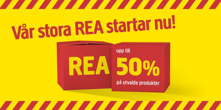En gul bakgrund med röda rutor. Texten lyder: ”Vår stora rea börjar nu! Upp till 50 % rabatt på utvalda produkter.”.