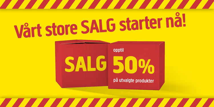 Gul bakgrunn med røde advarselsstriper. To røde bokser med tekst kunngjør et stort salg som starter nå, med opptil 50 % rabatt på utvalgte varer.