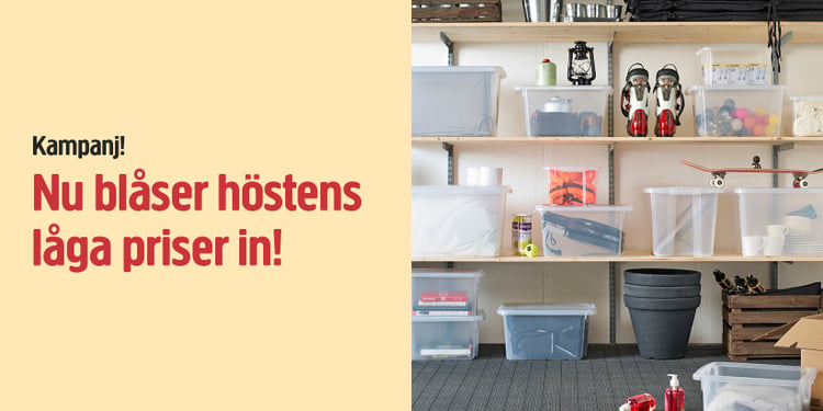 Hyllor fyllda med plastförvaringslådor och diverse hushållsartiklar. Till vänster står det med fet röd text: ”Nu blåser höstens låga priser in!” mot en ljusgul bakgrund, vilket annonserar en höstreaförsäljning.