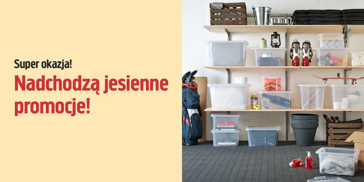 Pomieszczenie magazynowe z regałami wypełnionymi plastikowymi pojemnikami, sprzętem sportowym i różnymi artykułami gospodarstwa domowego. Obok regałów znajduje się beżowy panel z napisem napisanym pogrubioną czcionką, reklamujący zbliżające się jesienne wyprzedaże. Na podłodze w pobliżu leżą torba golfowa i środki czystości.