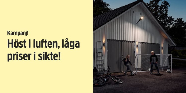 Till vänster syns en gul bakgrund med text som marknadsför en höstrea. Till höger leker två barn med en fotboll och cyklar utanför ett vitt garage i skymningen, medan utomhusbelysningen lyser upp området.