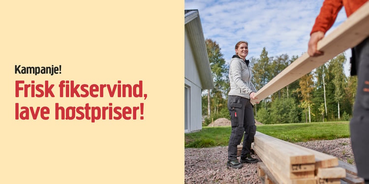 En kvinne og en annen person bærer lange treplanker utendørs i nærheten av et hvitt hus, med trær og gress i bakgrunnen. På et gult banner står det: «Kampanje! Frisk fikservind, lave høstpriser!».