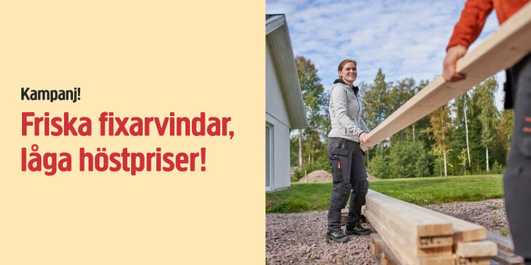 Två personer står utanför ett vitt hus och bär på långa träplankor. En av dem ler mot kameran. Himlen är delvis molnig och bakom dem syns träd. Texten till vänster annonserar en höstreaförsäljning av gör-det-själv-produkter.