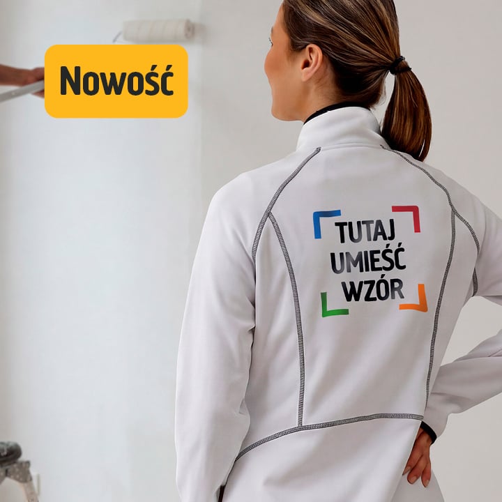 Kobieta w białej kurtce z kolorowym kwadratem i tekstem. Na żółtym narożniku widnieje napis Nowość. W tle ktoś maluje.