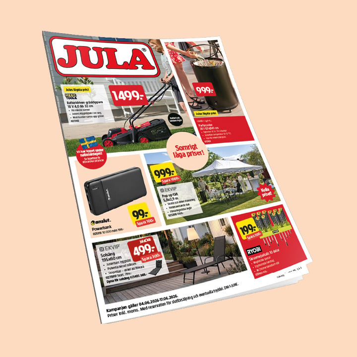 Jula flyer visar priser för en gräsklippare, grill, powerbank, lusthus, utemöbler och solbelysning på en beige bakgrund. Logotyp högst upp.