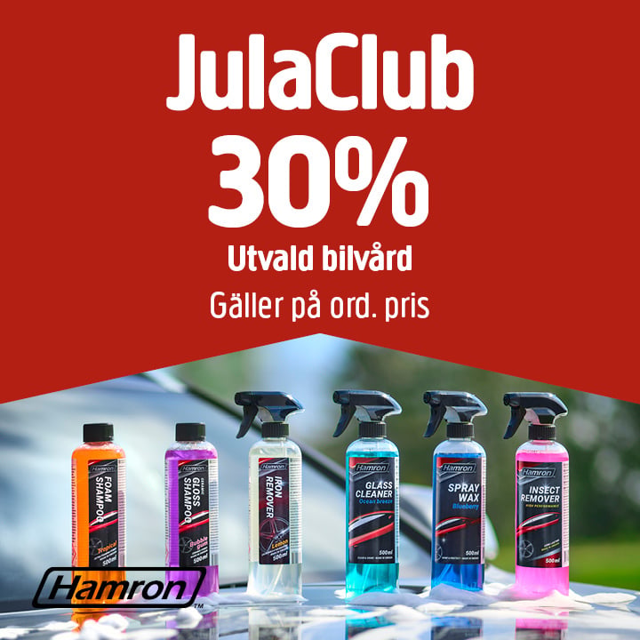 Sex Hamron bilvårdsprodukter uppradade utomhus på ett bord, med en röd banderoll ovanför för JulaClub 30% Utvald bilvård och Hamron logotyp till vänster.