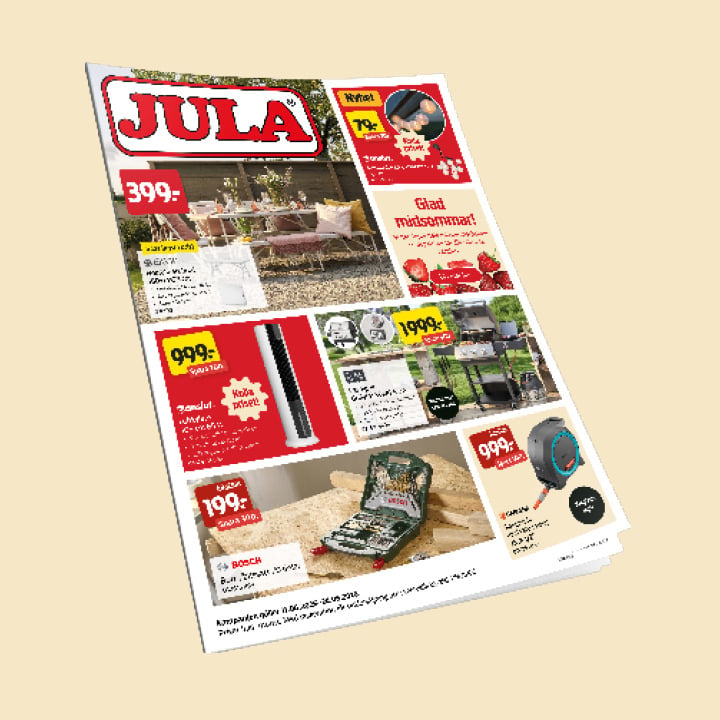 En Jula-katalog med utemöbler, trädgårdsslang och verktyg med produktbilder, priser och beskrivningar på beige botten.