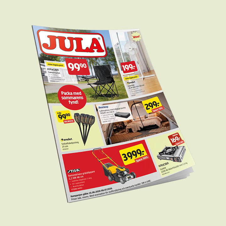 Sida ur Julas katalog med sommarerbjudanden: svart fällstol, parasollfot, solfjädrar, solcellsbelysning för trädgården, röd-gul gräsklippare samt priser.