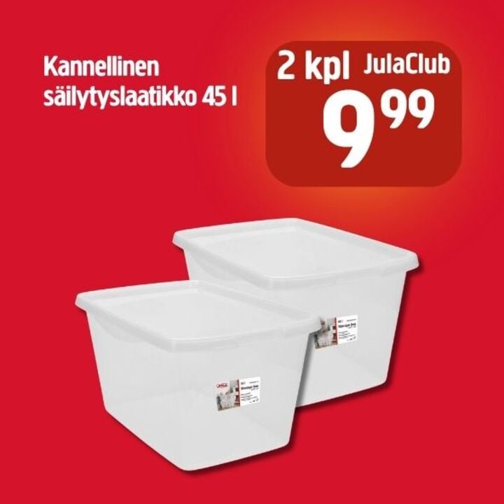 Kaksi valkoista muovista säilytyslaatikkoa, joissa on kannet, on sijoitettu punaiselle taustalle. Tekstissä mainitaan 2 kpl, JulaClub, 9,99 sekä Kannellinen säilytyslaatikko 45 l.