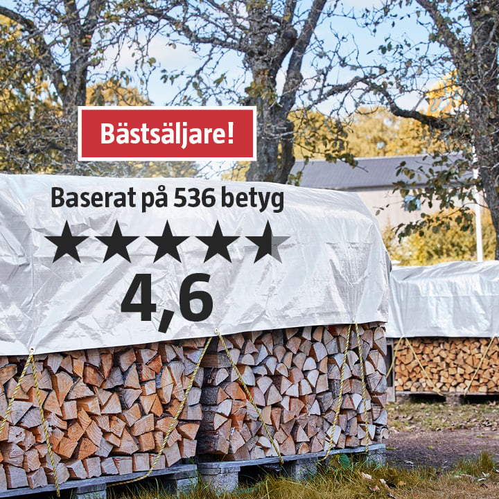 Staplad ved täckt med vita presenningar utomhus. Texten ovanför vedstaplarna lyder: ”Bästsäljare! Baserat på 536 betyg, 4,6”, och ett femstjärnigt betyg visas. I bakgrunden syns träd och en byggnad.