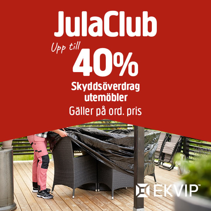 En person lägger ett svart skyddsöverdrag över utemöblerna på en altan. I reklamstexten ovan annonseras JulaClubs rabatter på upp till 40 % på skyddsöverdrag för utemöbler. Ekvip-logotypen finns i det nedre högra hörnet.