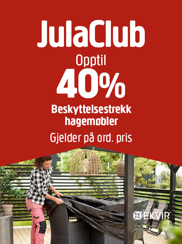 Annonse for JulaClub som tilbyr opptil 40 % rabatt på beskyttelsesovertrekk til utemøbler. Bildet viser en person som dekker til utemøbler med et svart overtrekk på en treterrasse.