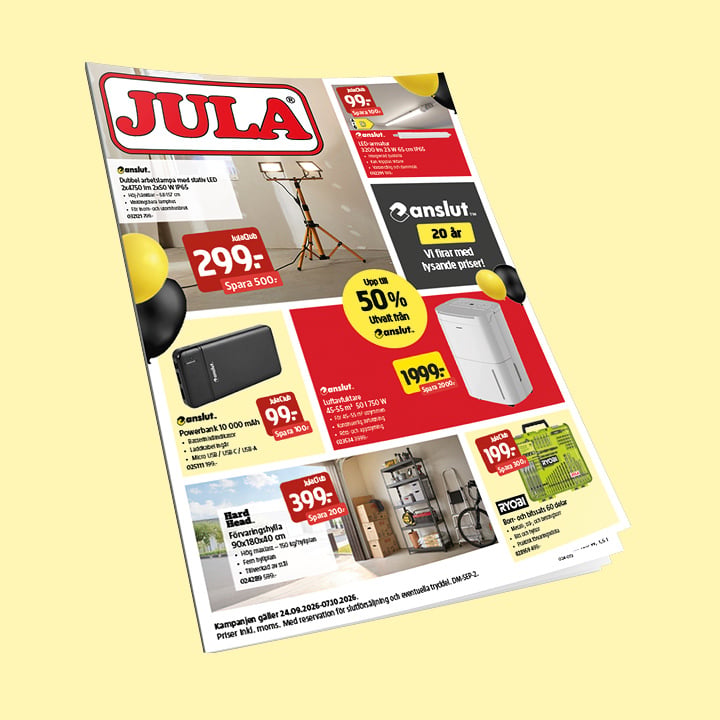 I en reklamblad från Jula visas olika produkter, såsom en arbetslampa, en powerbank, en bärbar luftkonditionering, ett hyllsystem och en resväska. Reklambladet innehåller kampanjinformation med markanta gula och röda accenter och är dekorerat med svarta ballonger för att väcka uppmärksamhet.
