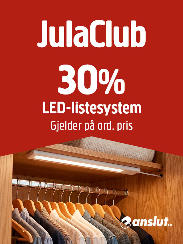 En iøynefallende rød JulaClub-annonse kunngjør 30 % rabatt på LED-lysstripsystemer i forhold til normalprisen. Under annonsen lyser en LED-lysstripe opp det indre av et trekap, og fremhever klær som henger i kleshengere og klær som er pent stablet på en hylle.