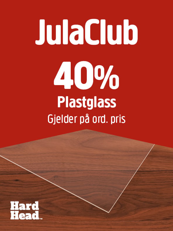 En gjennomsiktig, tynn plastplate ligger på en treflate. Over den står det med hvit skrift: «JulaClub 40 % Plastglass Gjelder på ord. pris». Hard Head-logoen er avbildet i nedre venstre hjørne.