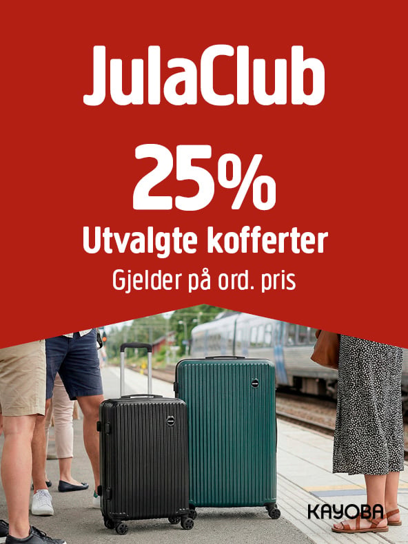 Et rødt reklameskilt kunngjør at JulaClub gir 25 % rabatt på utvalgte kofferter til normalpris. To personer står ved en svart og en grønn koffert på en togperrong, mens man i bakgrunnen ser et tog og en annen person.