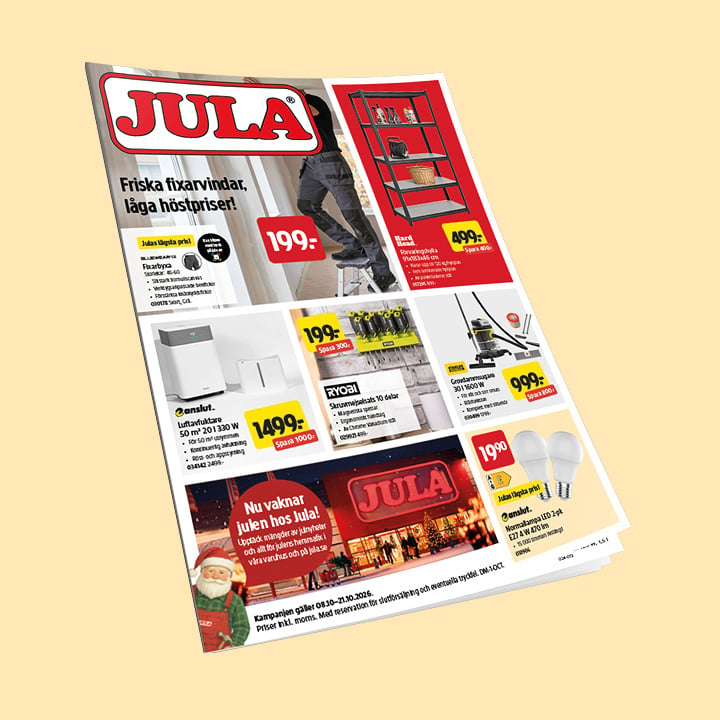 I en reklamblad från Jula visas bilder på produkter, priser och beskrivningar, till exempel verktyg, en förvaringsenhet och en glödlampa, mot en ljusbeige bakgrund.