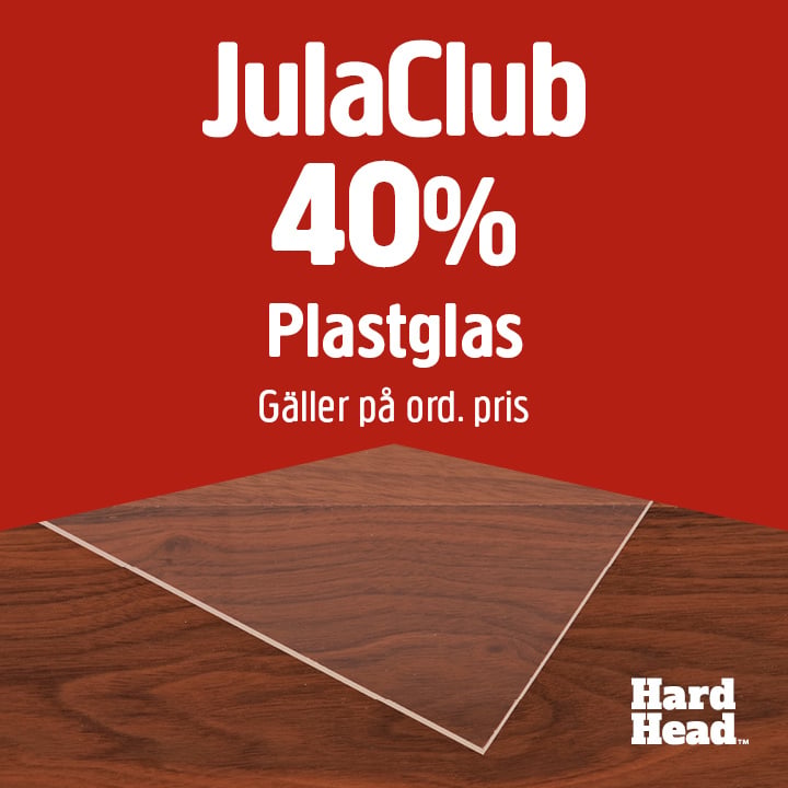 En genomskinlig plastfolie ligger på en träyta, och ovanför står det: ”JulaClub 40 % Plastglas Gäller på ord. pris”, och Hard Head-logotypen syns i det nedre högra hörnet. Bakgrunden är röd.