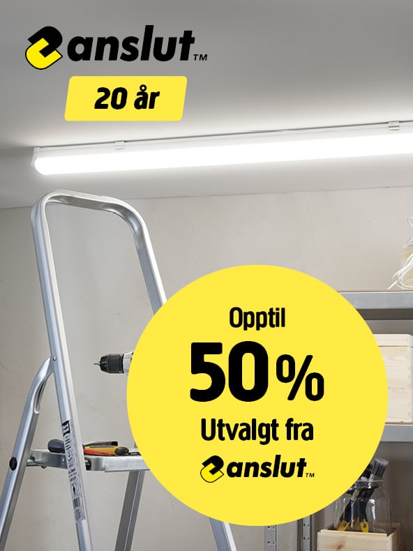 En trappestige av metall står plassert under en tent lysrørslampe i et rom. I en gul sirkel står det med svart skrift: «Opptil 50 % utvalgt fra Anslut.» En annen etikett viser «20 år». Anslut-logoen vises to ganger.