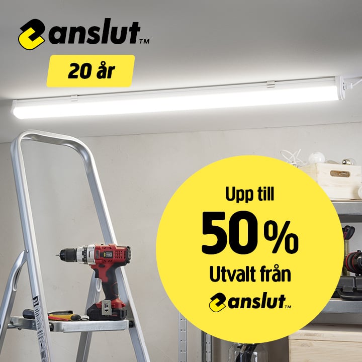 En takmonterad lysrörslampa lyser ovanför en trappstege och en borrmaskin. Gula bubblor visar texterna ”20 år” och ”Upp till 50 % Utvalt från anslut”, var och en tillsammans med anslut-logotypen.