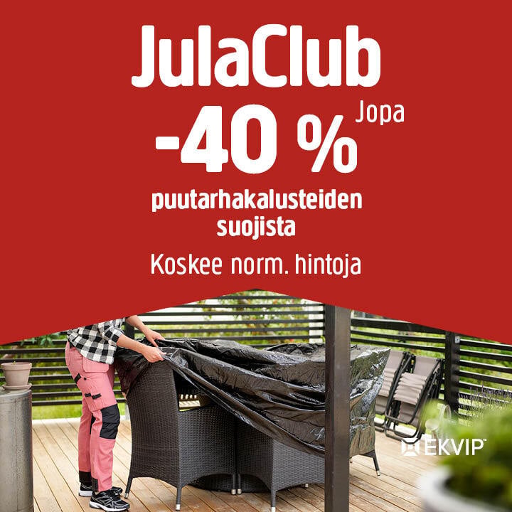 Joku peittää puisella terassilla olevat ulkokäyttöön tarkoitetut pajuverhoillut huonekalut mustalla suojapeitteellä. Yläpuolella on suuri punainen teksti, jossa lukee: ”JulaClub -40 % jopa puutarhakalusteiden suojista. Koskee normaaleja hintoja.”.