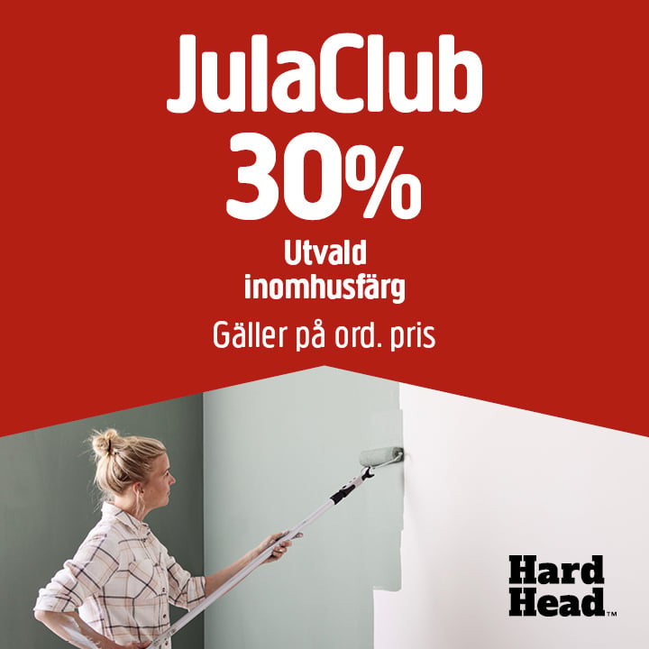 En kvinna målar en innervägg vit med en målarrulle. Ovanför henne står det i rött: ”JulaClub 30 % Utvald inomhusfärg Gäller på ord. pris.” Hard Head-logotypen finns i det nedre högra hörnet.