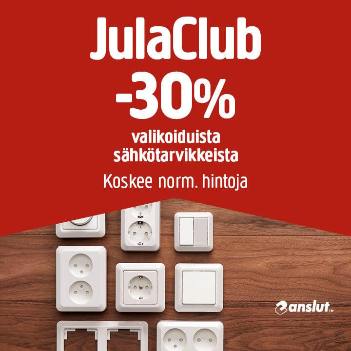 Punainen banneri, jossa lukee ”JulaClub –30 % valikoiduista sähkötarvikkeista. Koskee normaalihintoja”, roikkuu pistorasioiden ja kytkimien yläpuolella puupinnalla, ja sen kulmassa on Anslut-logo.