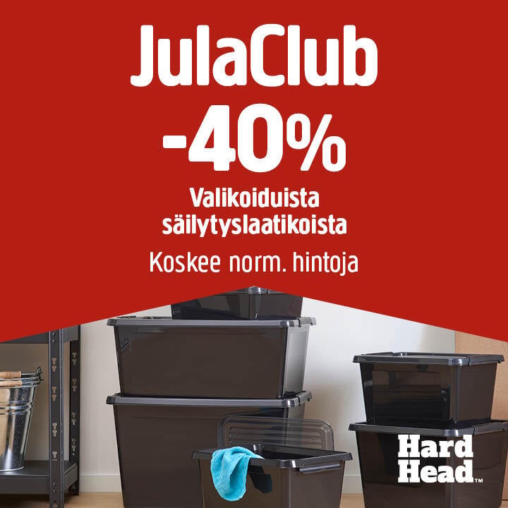 Puulattialla on pino mustia säilytyslaatikoita, joissa on kannet, ja yhdestä laatikosta roikkuu sininen kangas. Yläpuolella olevassa punaisessa banderollissa lukee ”JulaClubin jäsenille valikoiduista säilytyslaatikoista -40 %”, mikä mainostaa 40 prosentin alennusta tietyistä säilytyslaatikoista JulaClubin jäsenille.