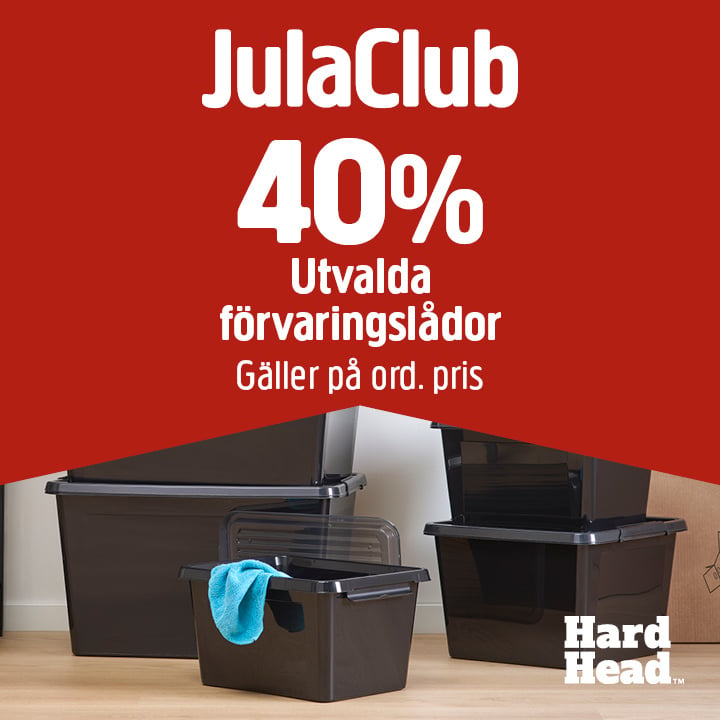 En röd banner med texten ”JulaClub 40 % på utvalda förvaringslådor – gäller på ordinarie pris” visas ovanför svarta förvaringslådor. En låda innehåller en blå tygbit. Hard Head-logotypen syns i det nedre högra hörnet.